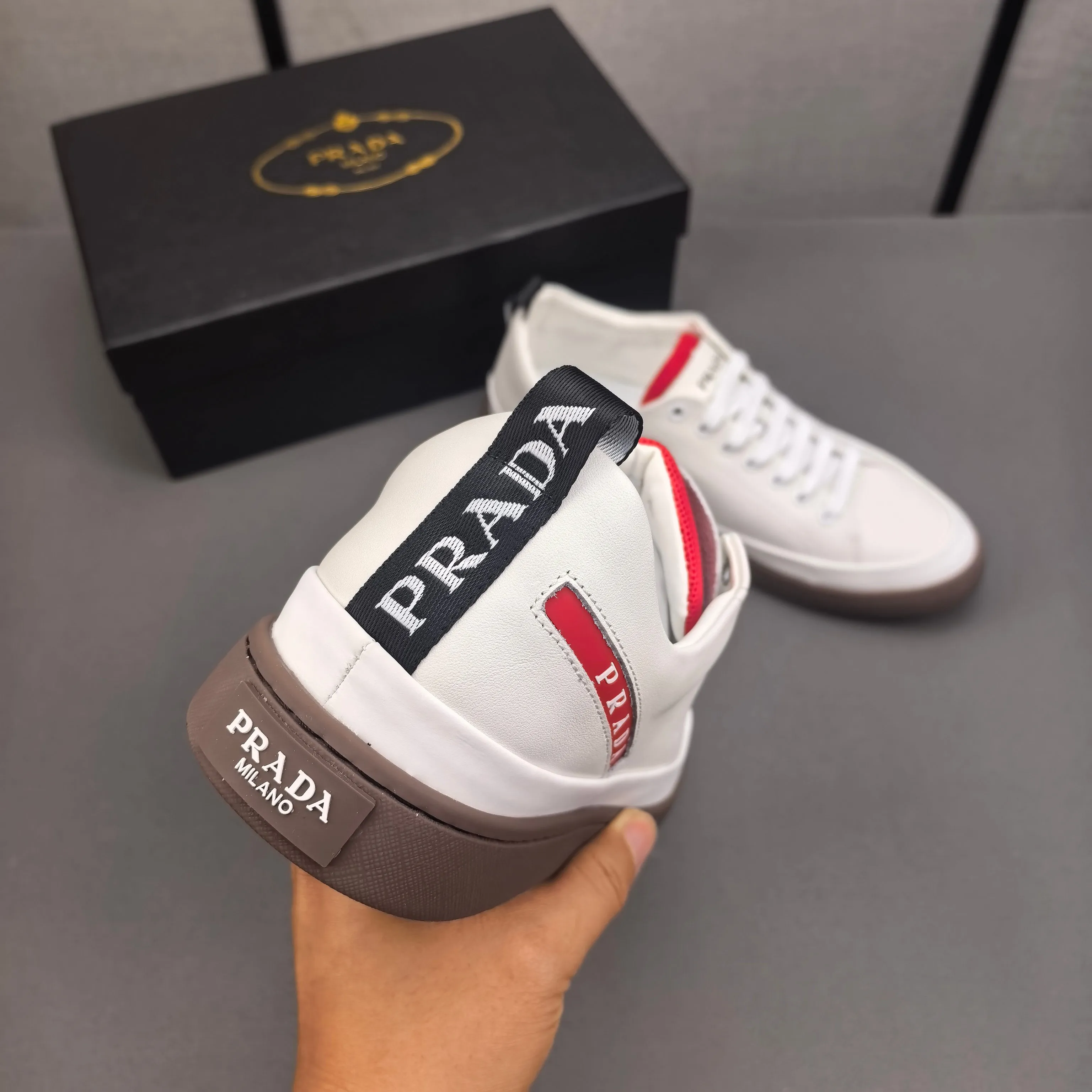 PP400👟👟👟Prada set off the audience! Prada, an international brand that is constantly innovating, this men's casual shoe, the original version, made of cowhide leather at a ratio of one to one at the store, with leather feet and rubber non-slip outsole, breathable and comfortable, quality speaks for itself👄38-44